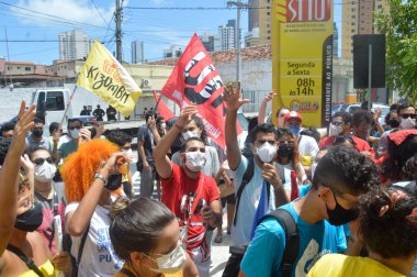 Natal 'da öğrenci protestosu. 2 Aralık 2021, Brezilya, Natal, RN: Şehir muhafızları Avenida Salgado Filho 'yu UFRN' nin Üniversite Kampüsü 'ne bağlayan otobüs hattına karşı öğrenci protestolarını dağıtmak için lastik mermi ve biber gazı kullandılar.