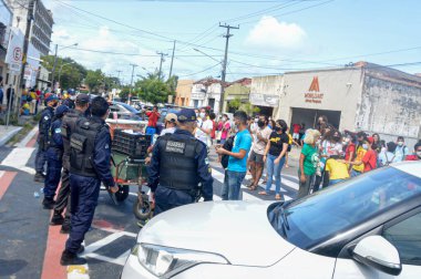 Natal 'da öğrenci protestosu. 2 Aralık 2021, Brezilya, Natal, RN: Şehir muhafızları Avenida Salgado Filho 'yu UFRN' nin Üniversite Kampüsü 'ne bağlayan otobüs hattına karşı öğrenci protestolarını dağıtmak için lastik mermi ve biber gazı kullandılar.