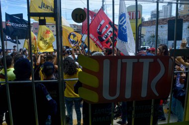 Natal 'da öğrenci protestosu. 2 Aralık 2021, Brezilya, Natal, RN: Şehir muhafızları Avenida Salgado Filho 'yu UFRN' nin Üniversite Kampüsü 'ne bağlayan otobüs hattına karşı öğrenci protestolarını dağıtmak için lastik mermi ve biber gazı kullandılar.