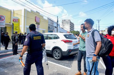 Natal 'da öğrenci protestosu. 2 Aralık 2021, Brezilya, Natal, RN: Şehir muhafızları Avenida Salgado Filho 'yu UFRN' nin Üniversite Kampüsü 'ne bağlayan otobüs hattına karşı öğrenci protestolarını dağıtmak için lastik mermi ve biber gazı kullandılar.