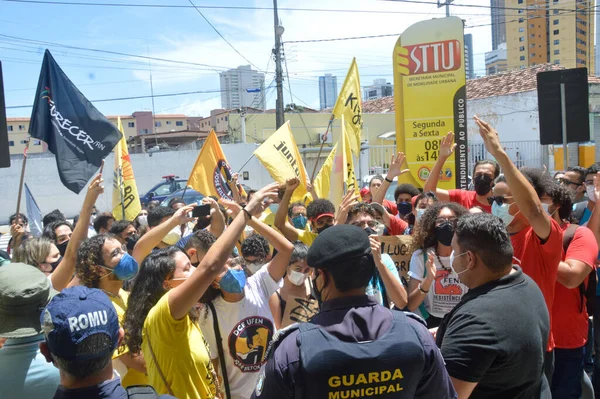 ナタールで学生抗議 2021年12月2日 ブラジル ナタール 市の警備員はゴム弾とコショウスプレーを使用して アヴェンダ サルガド フィロとUfrnの大学キャンパスを結ぶバス路線の運賃徴収に対する学生の抗議を分散させました — ストック写真