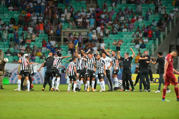 巴西足球锦标赛 巴伊亚和米内罗竞技 2021年12月2日 巴西巴伊亚州萨尔瓦多 在一场对32场比赛有效的足球比赛中 Mineiro竞技球员以3比2战胜Bahia 庆祝了巴西足球锦标赛的冠军头衔 — 图库照片