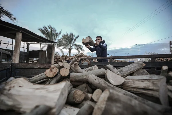 Palestyńscy Robotnicy Cięli Drewno Sprzedaż Zimą Strefie Gazy Grudnia 2021 — Zdjęcie stockowe