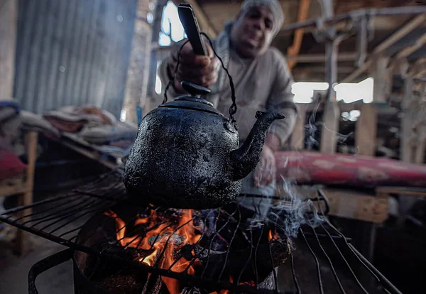 Lavoratori Palestinesi Tagliano Legna Ardere Vendere Inverno Gaza Dicembre 2021 — Foto Stock