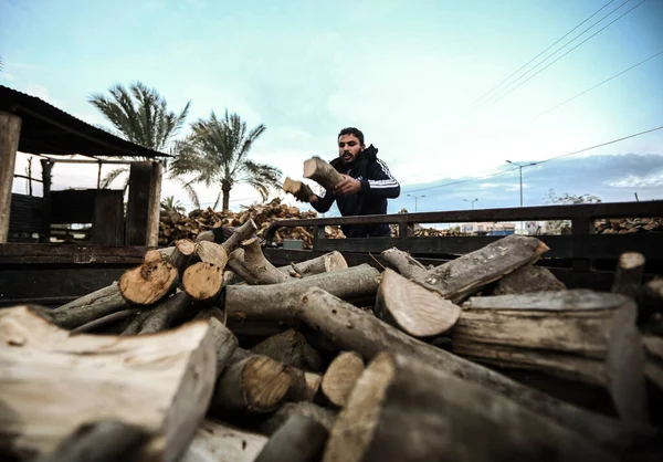 Palestyńscy Robotnicy Cięli Drewno Sprzedaż Zimą Strefie Gazy Grudnia 2021 — Zdjęcie stockowe