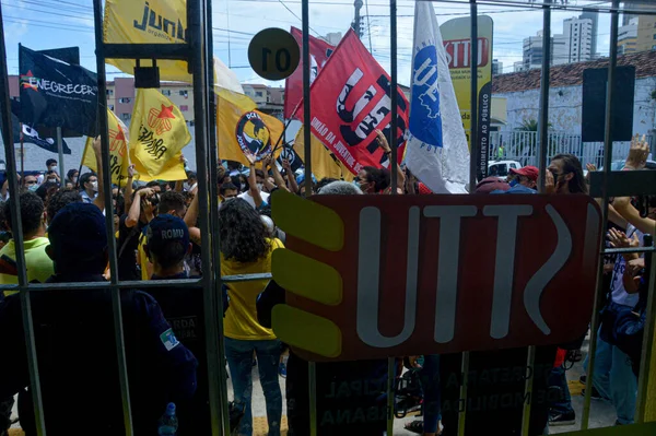 Natal 'da öğrenci protestosu. 2 Aralık 2021, Brezilya, Natal, RN: Şehir muhafızları Avenida Salgado Filho 'yu UFRN' nin Üniversite Kampüsü 'ne bağlayan otobüs hattına karşı öğrenci protestolarını dağıtmak için lastik mermi ve biber gazı kullandılar.