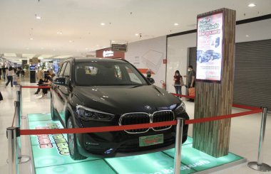 Noel tatili yaklaşırken Sprite 'ler Ibirapuera Alışveriş Merkezi' nde müşterileri eğlendiriyor. 4 Aralık 2021, Sao Paulo, Brezilya: Noel tatili yaklaşırken periler gibi giyinmiş bazı bayanlar müşterilere özel bir eğlence sunuyor.. 