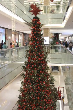 Noel tatili yaklaşırken Sprite 'ler Ibirapuera Alışveriş Merkezi' nde müşterileri eğlendiriyor. 4 Aralık 2021, Sao Paulo, Brezilya: Noel tatili yaklaşırken periler gibi giyinmiş bazı bayanlar müşterilere özel bir eğlence sunuyor.. 