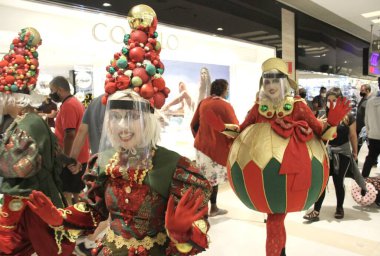 Noel tatili yaklaşırken Sprite 'ler Ibirapuera Alışveriş Merkezi' nde müşterileri eğlendiriyor. 4 Aralık 2021, Sao Paulo, Brezilya: Noel tatili yaklaşırken periler gibi giyinmiş bazı bayanlar müşterilere özel bir eğlence sunuyor.. 