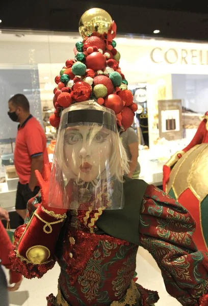 Sprites Διασκεδάζουν Τους Αγοραστές Στο Ibirapuera Mall Καθώς Πλησιάζουν Γιορτές — Φωτογραφία Αρχείου