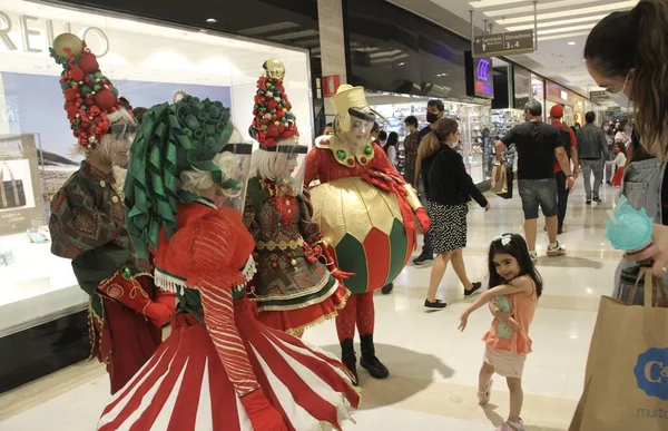 クリスマス休暇が近づくにつれて スプライトはIbirapuera Mallで買い物客を楽しませます 2021年12月4日ブラジル サンパウロ クリスマス休暇が近づくにつれて スプライトを身に着けているいくつかの女性による特別なエンターテイメントに買い物客が扱われます — ストック写真