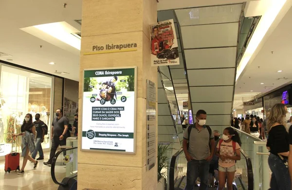 Los Sprites Entretienen Los Compradores Ibirapuera Mall Medida Que Acerca —  Fotos de Stock