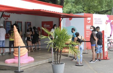 Güneşli bir günde kalabalık bir Ibirapuera Parkı. 5 Aralık 2021, Sao Paulo, Brezilya: Güneşli bir günde, Sao Paulo 'daki Ibirapuera Parkı' nda, Covid-19, Omicron 'un yeni varyasyonunun ortasında ağır bir insan hareketi var. İnsanların çoğu yüz maskesi takıyor.