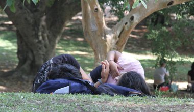 Güneşli bir günde kalabalık bir Ibirapuera Parkı. 5 Aralık 2021, Sao Paulo, Brezilya: Güneşli bir günde, Sao Paulo 'daki Ibirapuera Parkı' nda, Covid-19, Omicron 'un yeni varyasyonunun ortasında ağır bir insan hareketi var. İnsanların çoğu yüz maskesi takıyor.