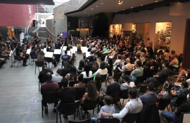 (INT) GPA Orkestra Enstitüsü, Tomie Ohtake Enstitüsü 'nde Rafael Albertini' nin özel katılımıyla canlı performans sergiliyor. 4 Aralık 2021, Sao Paulo, Brezilya: Brezilya Turizm Bakanlığı ve GPA işbirliğiyle GPA orkestra enstitüsü