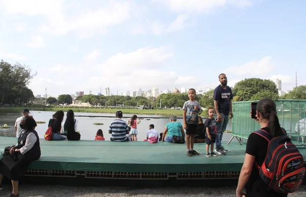 Parque Ibirapuera Lotado Dia Ensolarado Dezembro 2021 São Paulo Brasil — Fotografia de Stock