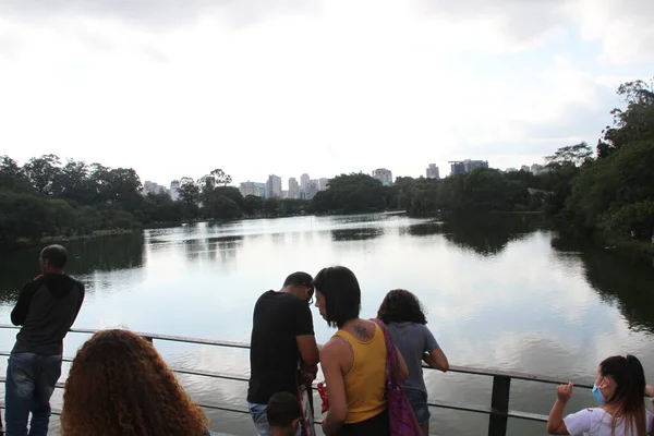 Güneşli Bir Günde Kalabalık Bir Ibirapuera Parkı Aralık 2021 Sao — Stok fotoğraf