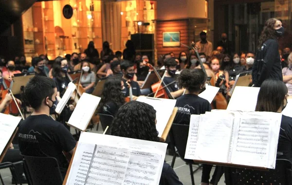 Int Gpa Orchestra Institute Spielt Live Unter Besonderer Mitwirkung Von — Stockfoto
