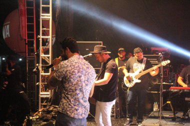 Osasco 'daki Queima do Alho partisinde İsrail ve Rodolfo ikilisinden. 5 Aralık 2021, Osasco, Sao Paulo, Brezilya: İsrail ve Rodolfo ikilisi Osasco şehrindeki geleneksel Queima do Alho partisinde konser verdiler.