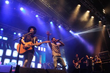 Osasco 'daki Queima do Alho partisinde İsrail ve Rodolfo ikilisinden. 5 Aralık 2021, Osasco, Sao Paulo, Brezilya: İsrail ve Rodolfo ikilisi Osasco şehrindeki geleneksel Queima do Alho partisinde konser verdiler.