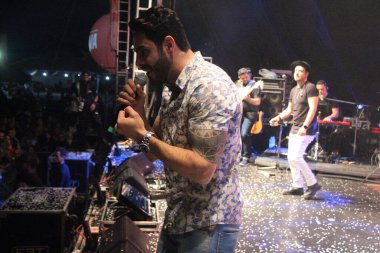 Osasco 'daki Queima do Alho partisinde İsrail ve Rodolfo ikilisinden. 5 Aralık 2021, Osasco, Sao Paulo, Brezilya: İsrail ve Rodolfo ikilisi Osasco şehrindeki geleneksel Queima do Alho partisinde konser verdiler.