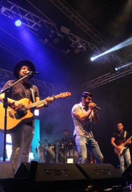 Osasco 'daki Queima do Alho partisinde İsrail ve Rodolfo ikilisinden. 5 Aralık 2021, Osasco, Sao Paulo, Brezilya: İsrail ve Rodolfo ikilisi Osasco şehrindeki geleneksel Queima do Alho partisinde konser verdiler.