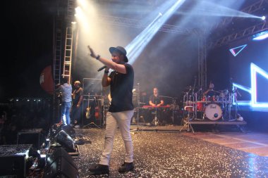 Osasco 'daki Queima do Alho partisinde İsrail ve Rodolfo ikilisinden. 5 Aralık 2021, Osasco, Sao Paulo, Brezilya: İsrail ve Rodolfo ikilisi Osasco şehrindeki geleneksel Queima do Alho partisinde konser verdiler.