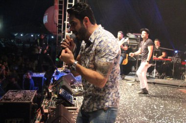 Osasco 'daki Queima do Alho partisinde İsrail ve Rodolfo ikilisinden. 5 Aralık 2021, Osasco, Sao Paulo, Brezilya: İsrail ve Rodolfo ikilisi Osasco şehrindeki geleneksel Queima do Alho partisinde konser verdiler.