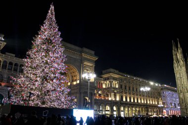(Duomo-Milan 'da Noel Ağacı Işıklandırma Töreni. 6 Aralık 2021, Milano, İtalya: Milano Belediye Başkanı Giusepe Sala, Pazartesi gecesi Noel ağacı aydınlatma törenine katıldı. 