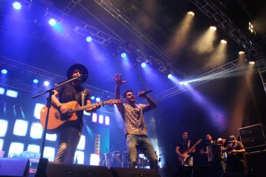 Osasco 'daki Queima do Alho partisinde İsrail ve Rodolfo ikilisinden. 5 Aralık 2021, Osasco, Sao Paulo, Brezilya: İsrail ve Rodolfo ikilisi Osasco şehrindeki geleneksel Queima do Alho partisinde konser verdiler.