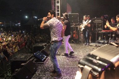 Osasco 'daki Queima do Alho partisinde İsrail ve Rodolfo ikilisinden. 5 Aralık 2021, Osasco, Sao Paulo, Brezilya: İsrail ve Rodolfo ikilisi Osasco şehrindeki geleneksel Queima do Alho partisinde konser verdiler.