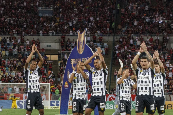 ブラジルサッカー選手権 フラメンゴとサントス 2021年12月6日ブラジル リオデジャネイロ マラカナスタジアムで開催された第37回ブラジルサッカー選手権に出場するフラメンゴとサントスのサッカー試合 — ストック写真