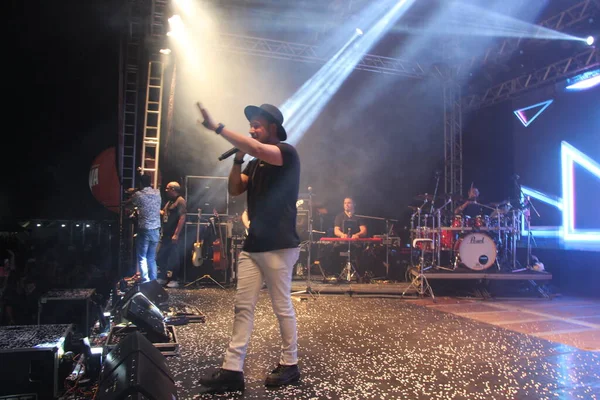 Osasco 'daki Queima do Alho partisinde İsrail ve Rodolfo ikilisinden. 5 Aralık 2021, Osasco, Sao Paulo, Brezilya: İsrail ve Rodolfo ikilisi Osasco şehrindeki geleneksel Queima do Alho partisinde konser verdiler.