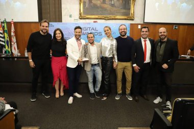 Dijital sahnede vurgulanan internet şahsiyetleri, şirketleri ve kurumları, Sao Paulo İl Meclisi 'nde Dijital Ödüller 2021' e katılıyorlar. 8 Aralık 2021, Sao Paulo, Brezilya