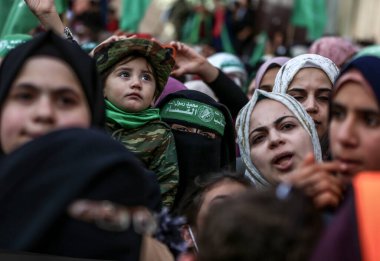 Filistin İslamcı hareketinin 34. yıldönümü münasebetiyle düzenlenen yürüyüşe Hamas taraftarları da katıldı. 11 Aralık 2021, Gazze, Filistin: Hamas destekçileri Filistin 'in kuruluşunun 34. yıldönümü münasebetiyle düzenlenen mitinge katıldılar 