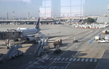 Guarulhos, Sao Paulo Uluslararası Havaalanı Covid-19 'un ortasında. 11 Aralık 2021, Guarulhos, Sao Paulo, Brezilya: Guarulhos uluslararası havalimanı pistinde ağır bir uçak ve havaalanı işçisi hareketi var.