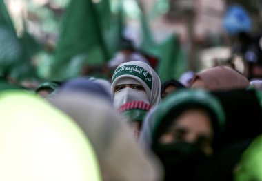 Filistin İslamcı hareketinin 34. yıldönümü münasebetiyle düzenlenen yürüyüşe Hamas taraftarları da katıldı. 11 Aralık 2021, Gazze, Filistin: Hamas destekçileri Filistin 'in kuruluşunun 34. yıldönümü münasebetiyle düzenlenen mitinge katıldılar 