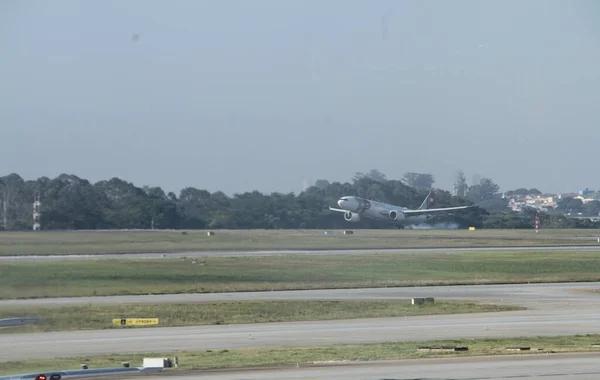 Guarulhos Sao Paulo International Airport Covid 2021年12月11日 巴西圣保罗 瓜鲁留斯 圣保罗的瓜鲁留斯国际机场跑道上有大量的飞机和机场工作人员 — 图库照片