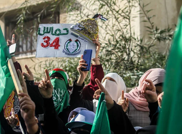 巴勒斯坦人在哈马斯在加沙成立34周年纪念日举行游行 2021年12月10日 巴勒斯坦 巴勒斯坦哈马斯的支持者纪念哈马斯在加沙西部成立34周年 — 图库照片