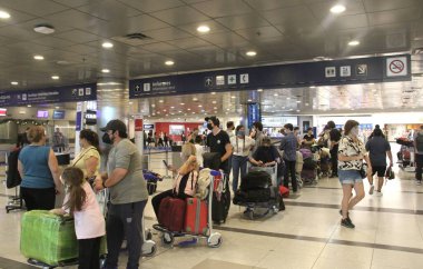 Ezeiza Uluslararası Havalimanı Buenos Aires. 11 Aralık 2021, Buenos Aires, Arjantin: Buenos Aires 'teki Ezeiza Uluslararası Havalimanı' nda yolcu taşımacılığı