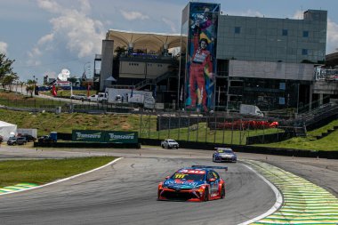 Interlagos yarış pistindeki Stock Car Pro Serisi için ön eleme antrenmanı. 11 Aralık 2021, Sao Paulo, Brezilya: Sao Paulo 'daki Interlagos hipodromunda yapılan Stock Car Pro serisi eleme eğitimleri sırasında sürücüler