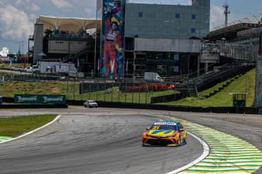 Interlagos yarış pistindeki Stock Car Pro Serisi için ön eleme antrenmanı. 11 Aralık 2021, Sao Paulo, Brezilya: Sao Paulo 'daki Interlagos hipodromunda yapılan Stock Car Pro serisi eleme eğitimleri sırasında sürücüler
