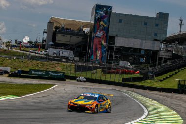 Interlagos yarış pistindeki Stock Car Pro Serisi için ön eleme antrenmanı. 11 Aralık 2021, Sao Paulo, Brezilya: Sao Paulo 'daki Interlagos hipodromunda yapılan Stock Car Pro serisi eleme eğitimleri sırasında sürücüler