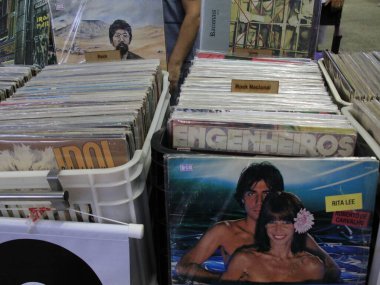 Curitiba Caz Festivali 'ndeki Vinil Fuarı' nda halk nadide şeylerden hoşlanıyor. 11 Aralık 2021, Curitiba, Parana, Brezilya: Curitiba Caz Festivali 'nin yapıldığı Parana' nın başkentinde Afonso Botelho Meydanı 'nda yoğun bir vinil fuarı düzenlendi 