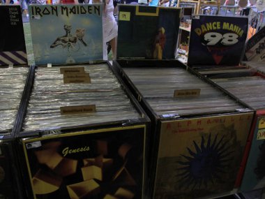 Curitiba Caz Festivali 'ndeki Vinil Fuarı' nda halk nadide şeylerden hoşlanıyor. 11 Aralık 2021, Curitiba, Parana, Brezilya: Curitiba Caz Festivali 'nin yapıldığı Parana' nın başkentinde Afonso Botelho Meydanı 'nda yoğun bir vinil fuarı düzenlendi 