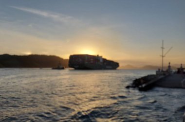 Santos 'taki Ponta da Praia' da. 11 Aralık 2021, Santos, Sao Paulo. Günbatımında, Ponta da Praia 'nın Sao Paulo sahilindeki Santos kentinde yola çıkışına şahit olduk.)