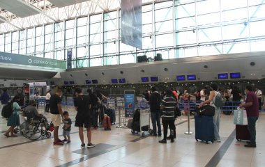 Ezeiza Uluslararası Havalimanı Buenos Aires. 11 Aralık 2021, Buenos Aires, Arjantin: Buenos Aires 'teki Ezeiza Uluslararası Havalimanı' nda yolcu taşımacılığı