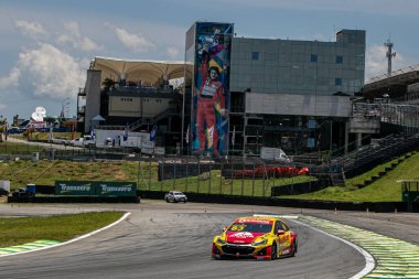 Interlagos yarış pistindeki Stock Car Pro Serisi için ön eleme antrenmanı. 11 Aralık 2021, Sao Paulo, Brezilya: Sao Paulo 'daki Interlagos hipodromunda yapılan Stock Car Pro serisi eleme eğitimleri sırasında sürücüler