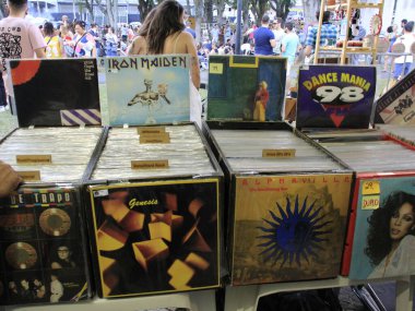 Curitiba Caz Festivali 'ndeki Vinil Fuarı' nda halk nadide şeylerden hoşlanıyor. 11 Aralık 2021, Curitiba, Parana, Brezilya: Curitiba Caz Festivali 'nin yapıldığı Parana' nın başkentinde Afonso Botelho Meydanı 'nda yoğun bir vinil fuarı düzenlendi 
