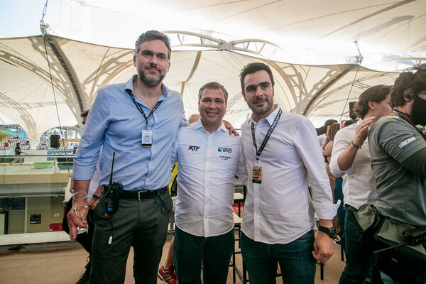 Вид последнего этапа серии Stock Car Pro в 2021 году. 12 декабря 2021 года. Бразилия, Сан-Паулу: в Гранд-финале состоялась презентация новой модели Stock Light, новой категории Формулы-4, одобренной FIA и региональными мероприятиями